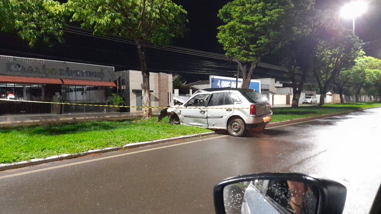ASSISTA VÍDEO: após se chocar violentamente contra árvore em avenida movimentada de Vilhena, motorista não é encontrado no local