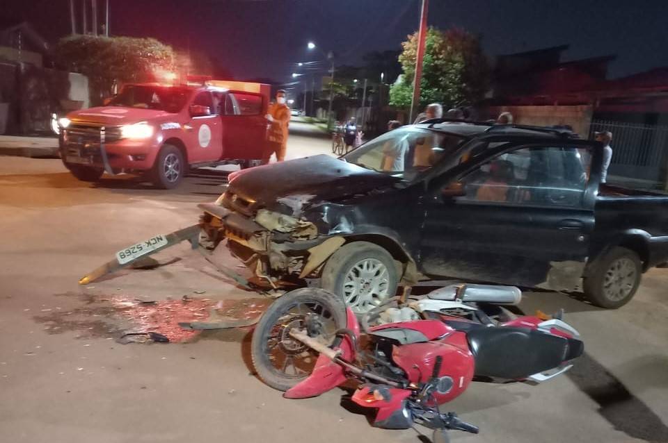 NINGUÉM ESCAPA: acidente envolvendo picape e motocicleta deixa filho de vereador ferido em bairro de Vilhena