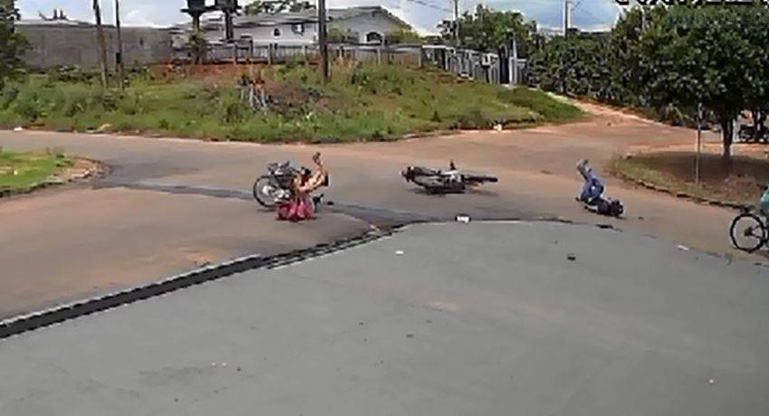 ASSISTA VÍDEOS: câmera registra batida violenta entre motos em cruzamento na cidade de Colorado do Oeste