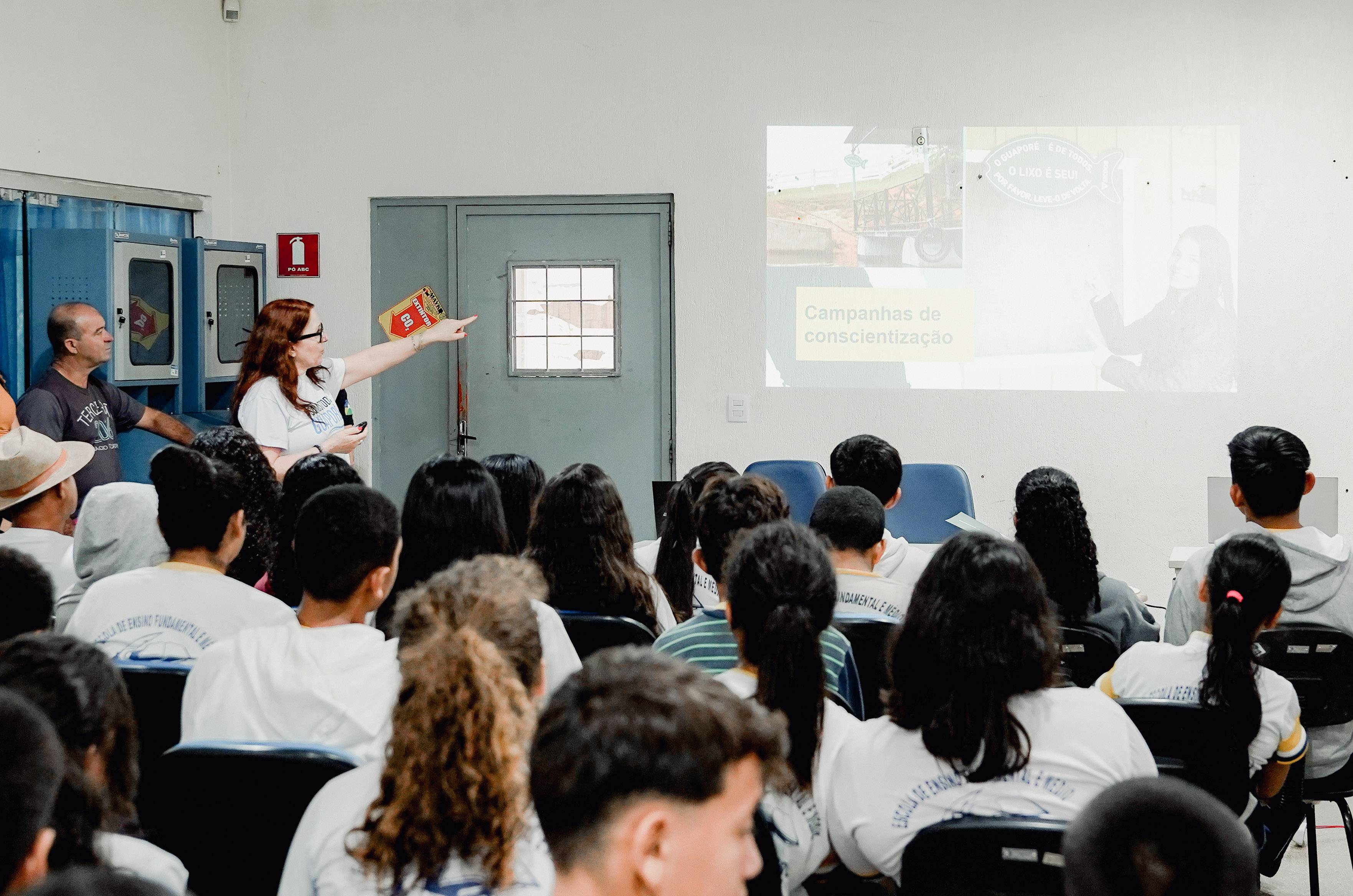 Palestra promovida pela Sicoob Credisul e Sedam para alunos de Pimenteiras do Oeste alerta sobre danos ao meio ambiente