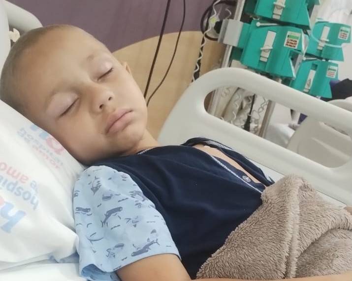 Após contagem baixa de plaquetas, menino vilhenense que luta contra o câncer em São Paulo precisa interromper sessões de quimioterapia
