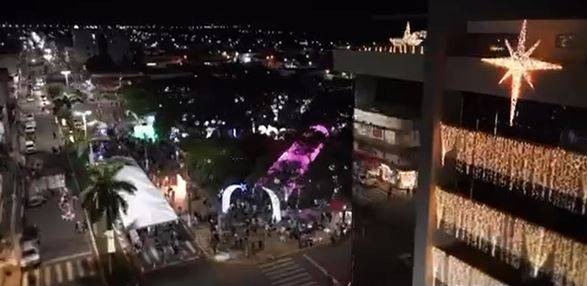 ASSISTA VÍDEO: decoração natalina é ligada e ficará concentrada em praça da região central e na principal avenida da Vilhena