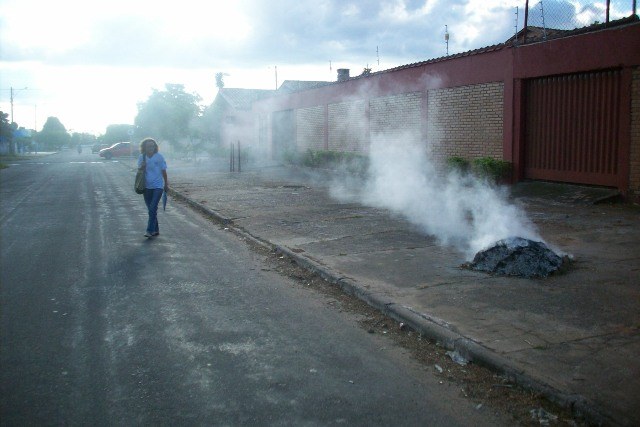 Fogo e fumaça na calçada em pleno centro da cidade