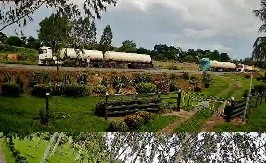 ASSISTA VÍDEOS: carreta carregada de combustível tomba na BR 364, entre as cidades de Vilhena e Pimenta Bueno