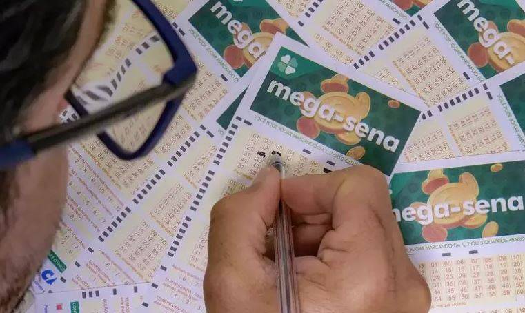 Apostador que fez jogo simples de 5 reais e ganhou mais de R$ 200 milhões na Mega-Sena retira prêmio em Estado vizinho