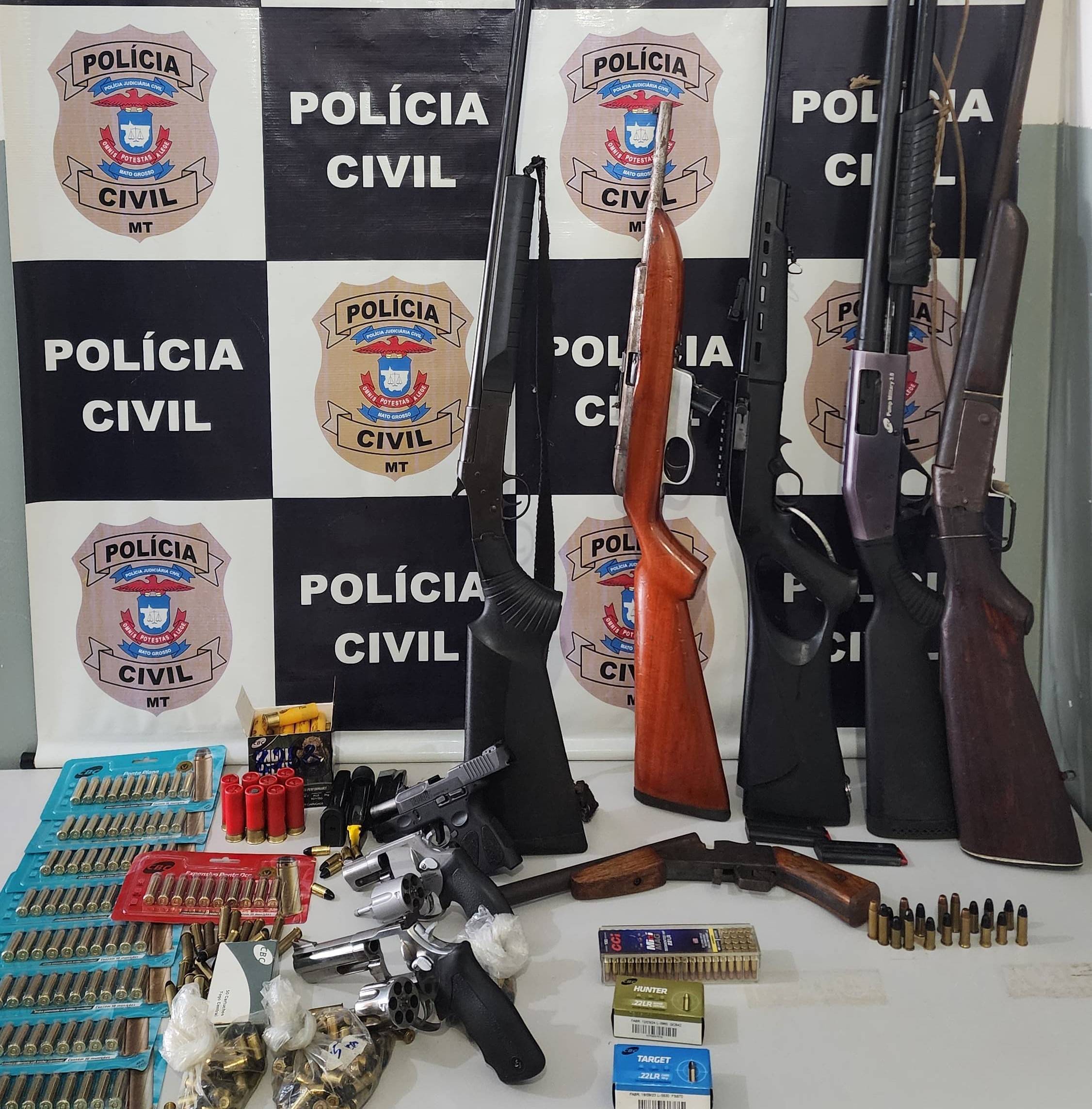 Em cidade vizinha, polícia apreende armas ao investigar as mortes de dois homens com marcas de tortura encontrados em “lixão”