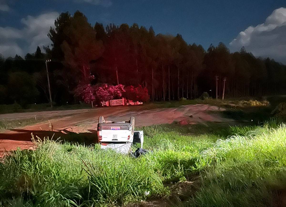 Cabo de energia na pista teria feito caminhonete com dois homens a bordo capotar na BR 364, em Vilhena
