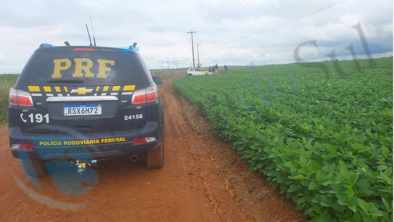 URGENTE: carro capota na BR 364 nas proximidades de Vilhena, garota morre ao ser atirada para fora e corpo vai parar em plantação de soja