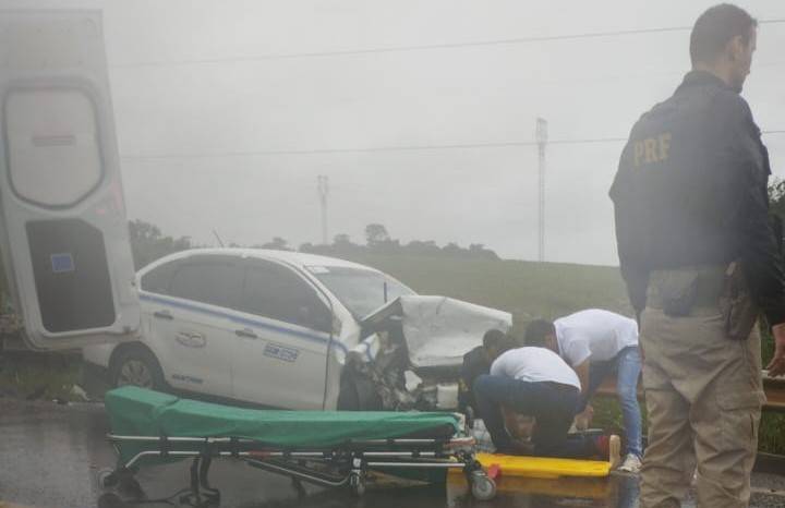VEJA VÍDEO: colisão frontal entre taxi e carro de passeio na BR 364, entre Vilhena e Pimenta Bueno, deixa 6 pessoas feridas