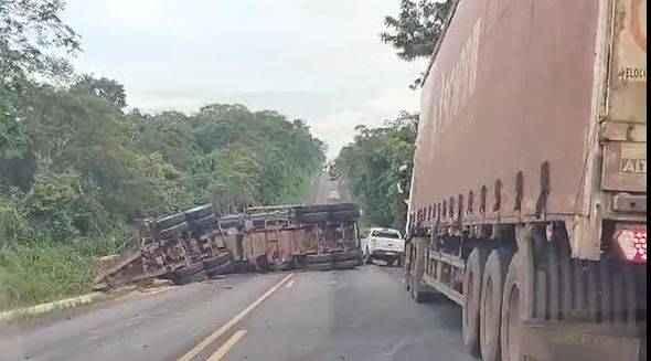 ASSISTA VÍDEO: acidente envolvendo duas carretas faz composição de uma delas tombar em trecho da BR 364 nas proximidades de Vilhena