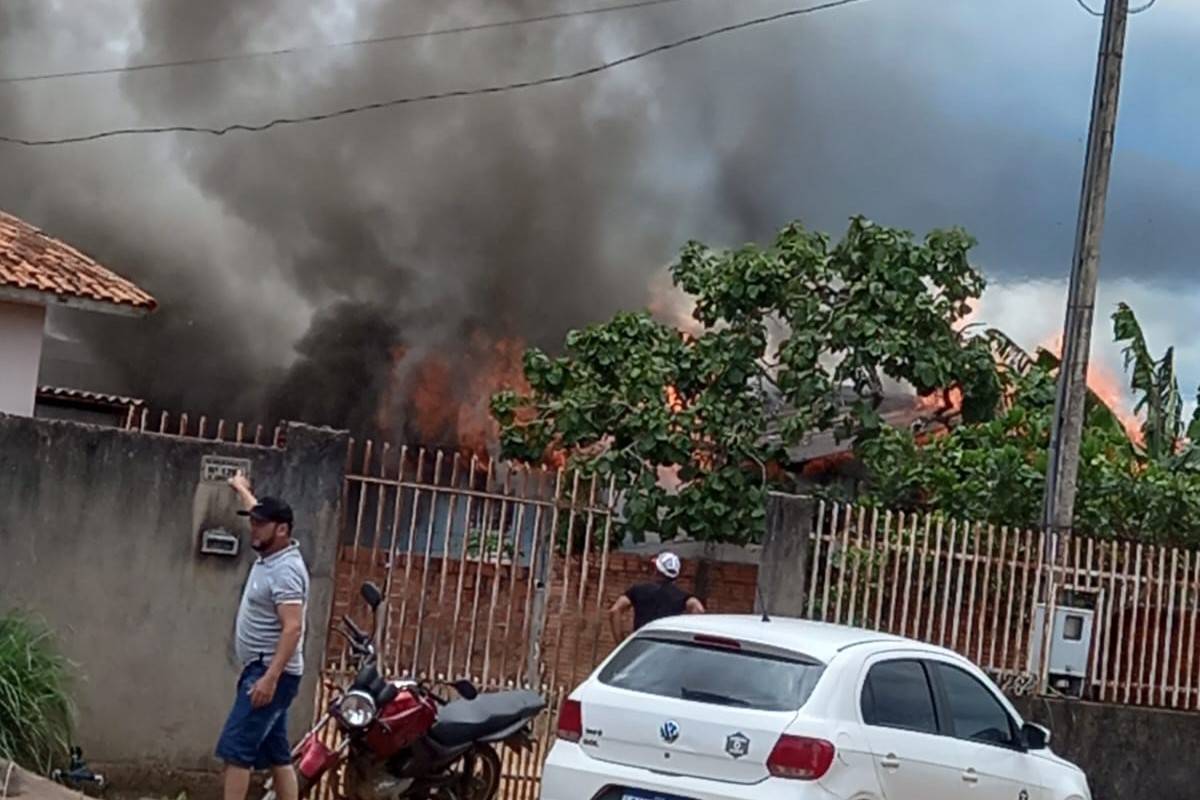 ASSISTA VÍDEOS: após resgatar homem dentro de casa em chamas em Vilhena, vizinho revela que incêndio teria sido proposital