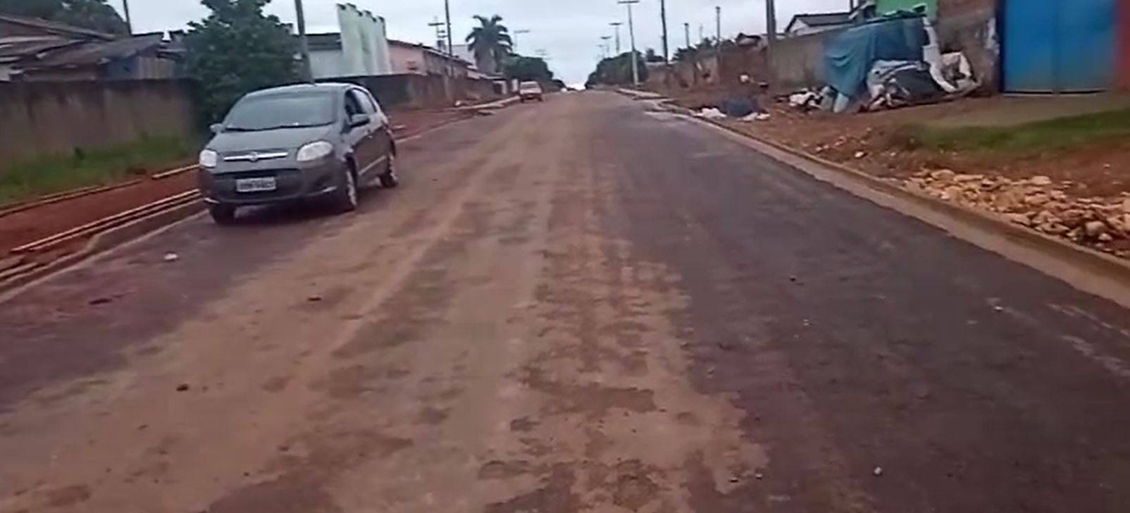 ASSISTA VÍDEO: prefeita e vereadores de Cerejeiras enfrentam protestos após chuvas “derreterem” asfalto recém-implantado na cidade