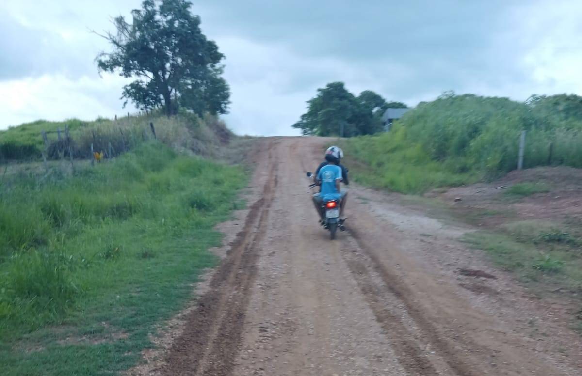 Em Colorado do Oeste, ladrão é fotografado junto com o filho menor de idade após matar galinhas que seriam furtadas em chácara