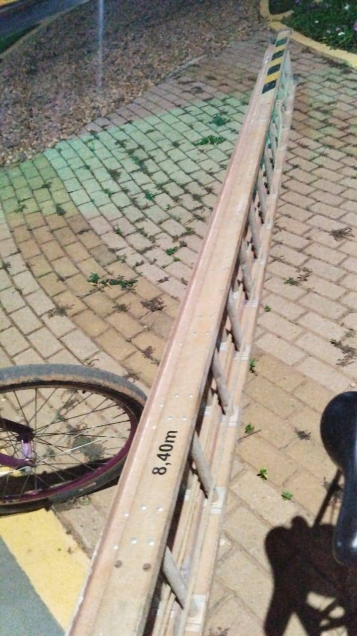 Conhecido por praticar furtos em Vilhena, homem é preso junto com o próprio filho transportando “escada suspeita” em bicicleta