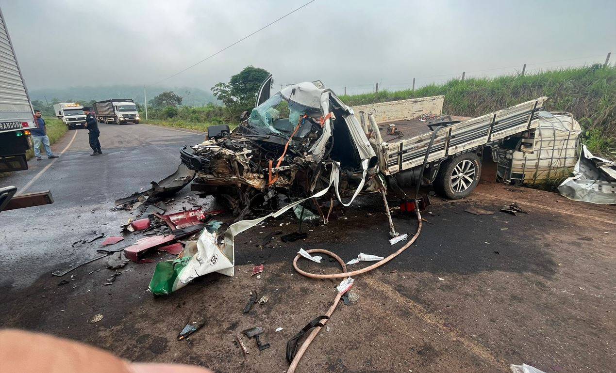 FOTOS E VÍDEOS: motorista morre após carreta atingir picape na rodovia que liga a cidade de Chupinguaia à BR 364