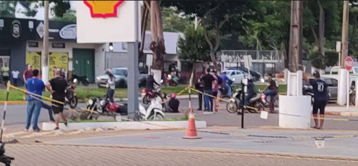 Batida entre motocicleta e picape no cruzamento de avenidas em Vilhena deixa jovem sangrando pela boca