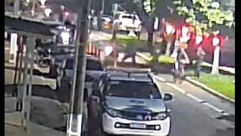 ASSISTA: vídeo mostra policial ajudando a derrubar motociclista de 21 anos que tentava fugir de blitz de trânsito, em Vilhena