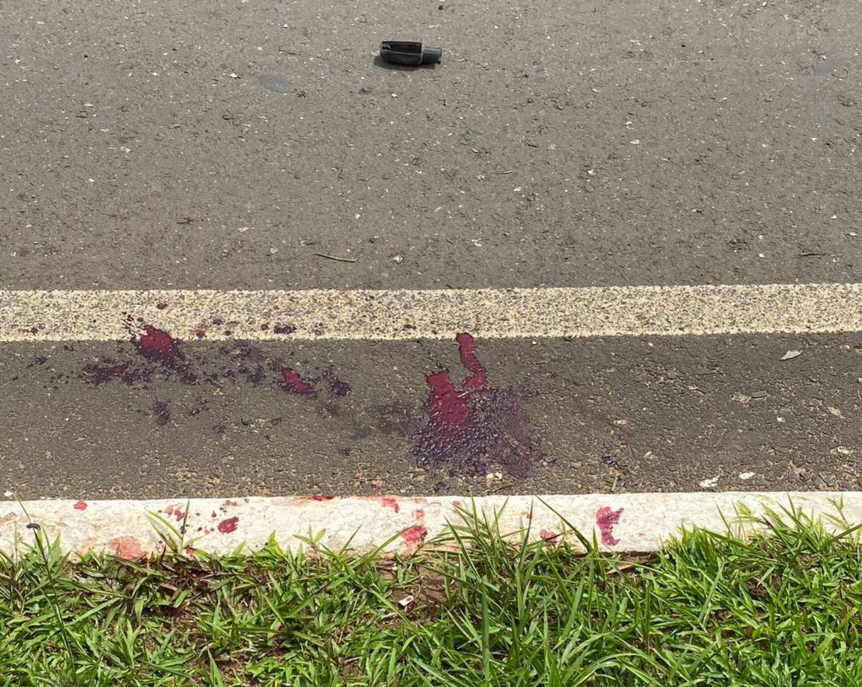 ASSISTA VÍDEO: rapaz de 20 anos passará por cirurgia após sofrer queda tentando empinar moto em avenida de Vilhena
