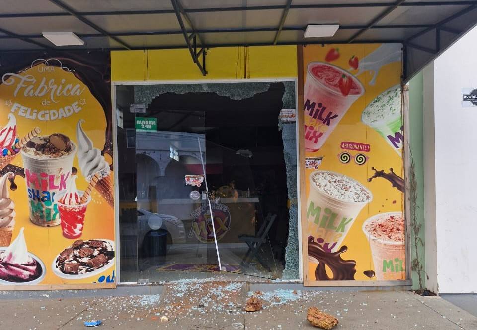 Na mesma noite, sorveteria e loja de roupas são vandalizadas na região central de Vilhena; Polícia Militar é acionada