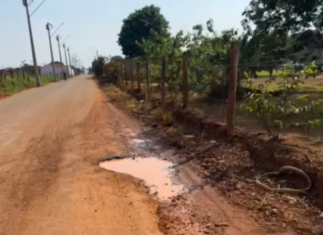 ASSISTA VÍDEOS: leitor denuncia buracos tomando conta de rua asfaltada há apenas três meses em bairro de Vilhena