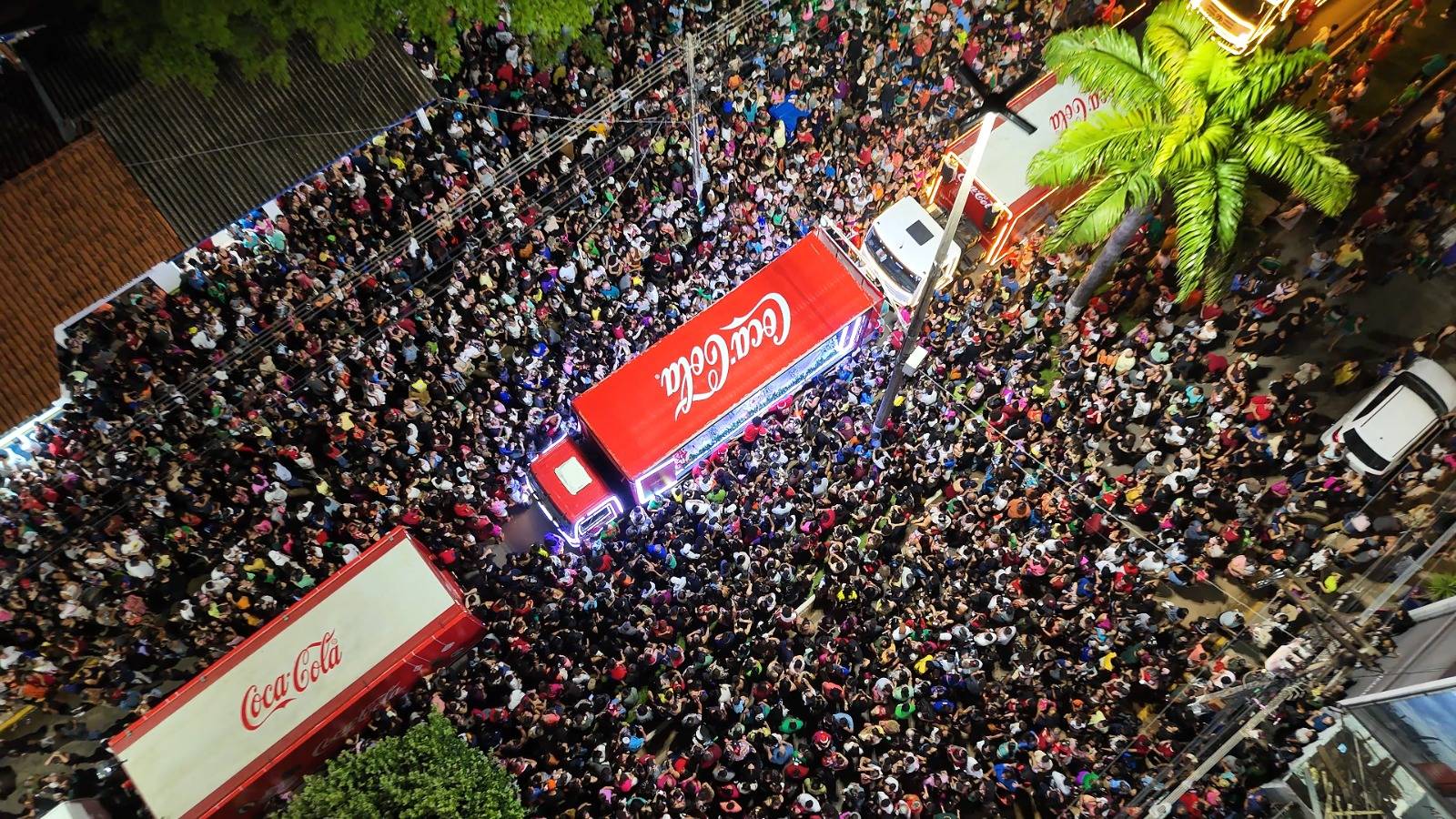 ASSISTA VÍDEOS: caravana de caminhões com Papai Noel registrou público de 30 mil pessoas em Vilhena, segundo cálculos da PM