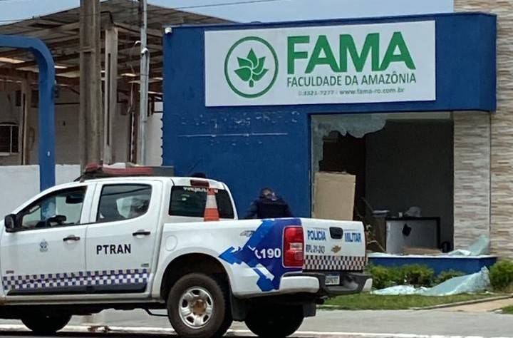 Aparentemente surtada, mulher que atacou a psiquiatra que a atendia quebra vidros de faculdade pela segunda vez, em Vilhena