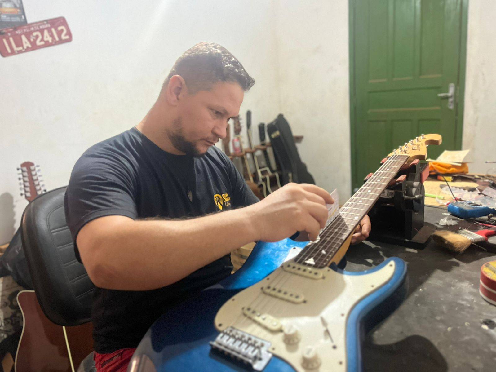 Desempregado durante a pandemia, músico se reinventa e conquista prestígio profissional como luthier, em Vilhena