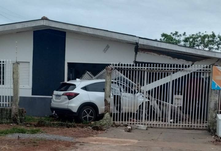 Aparentemente bêbado, motorista derruba muro e destrói casa, em Vilhena; testemunha diz que suspeito é policial federal
