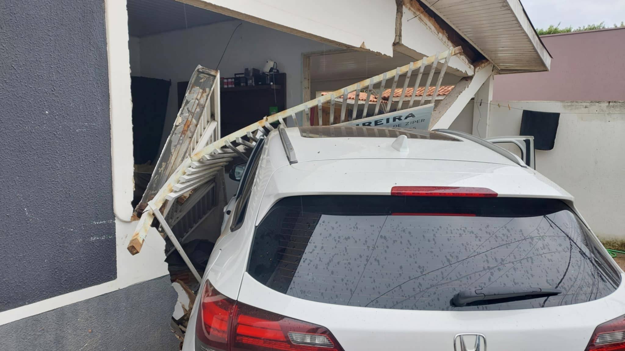 Dono de carro que derrubou muro e invadiu casa de costureira em Vilhena garante que não estava bêbado e nem era ele o motorista