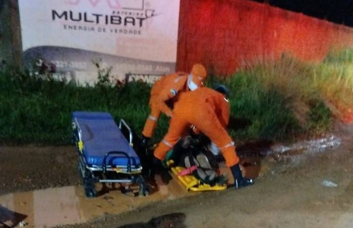 VÍDEO: após perseguição policial, carro fica destruído ao atingir poste e Bombeiros resgatam motorista ferido, em Vilhena