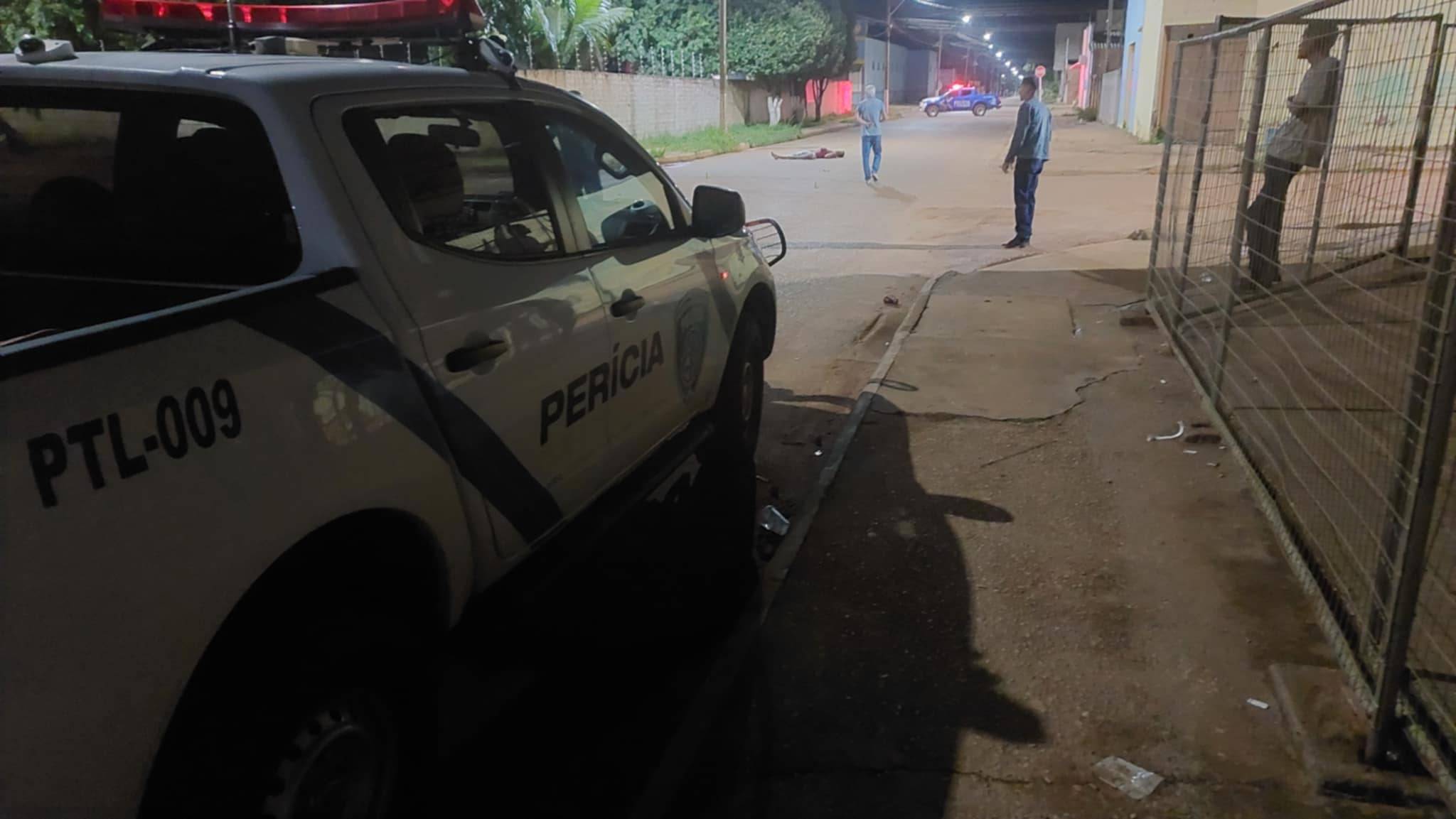 Homem morre no meio da rua atingido por tiros de pistola após discussão em casa noturna de Vilhena; assassino está sendo caçado