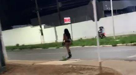 Desacordo comercial? Mototaxista flagra travesti correndo atrás de suposto cliente em avenida de Vilhena