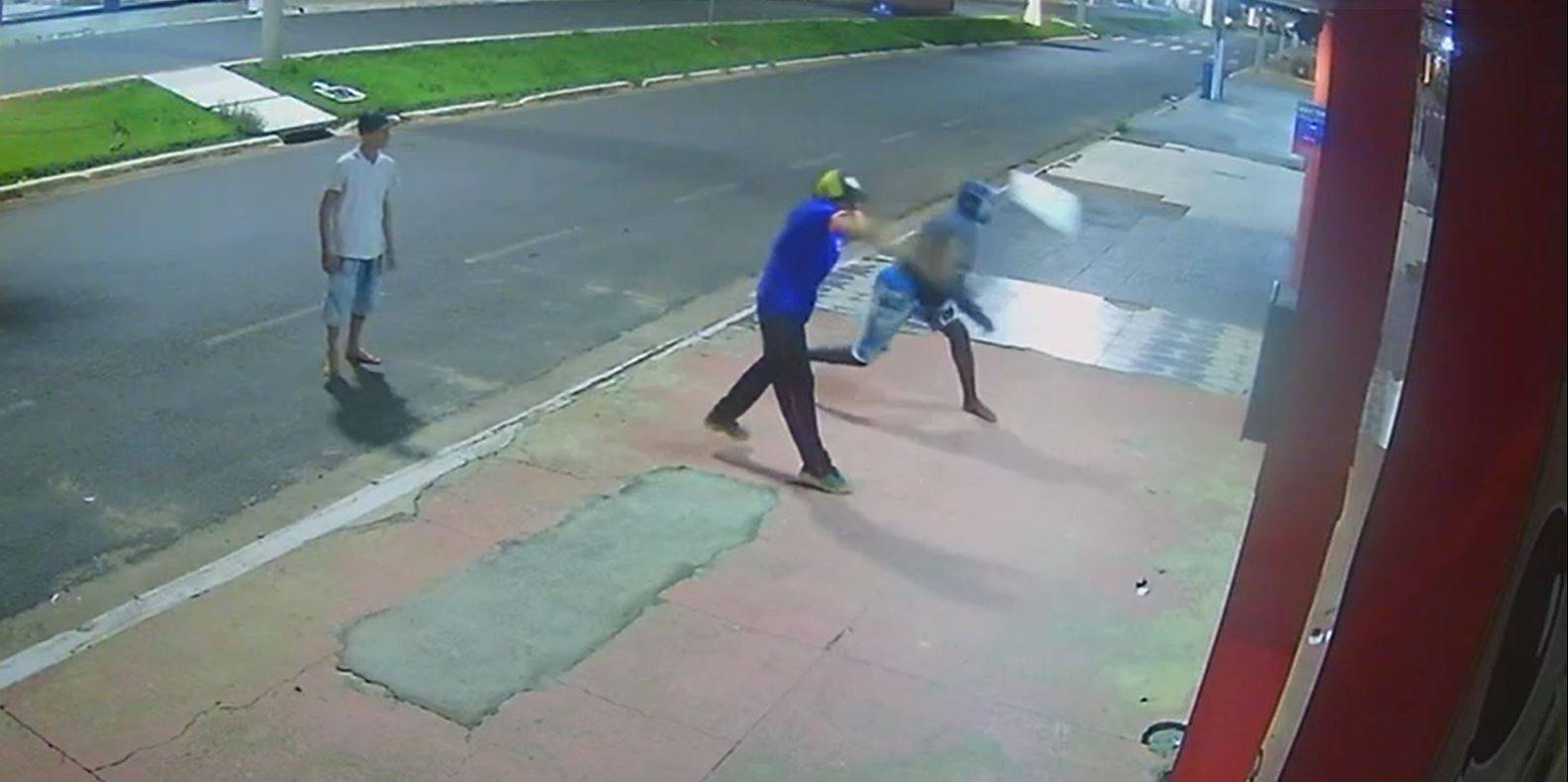 ASSISTA VÍDEOS: loja de eletrônicos no centro de Vilhena tem porta de vidro destruída e é saqueada duas vezes na mesma noite