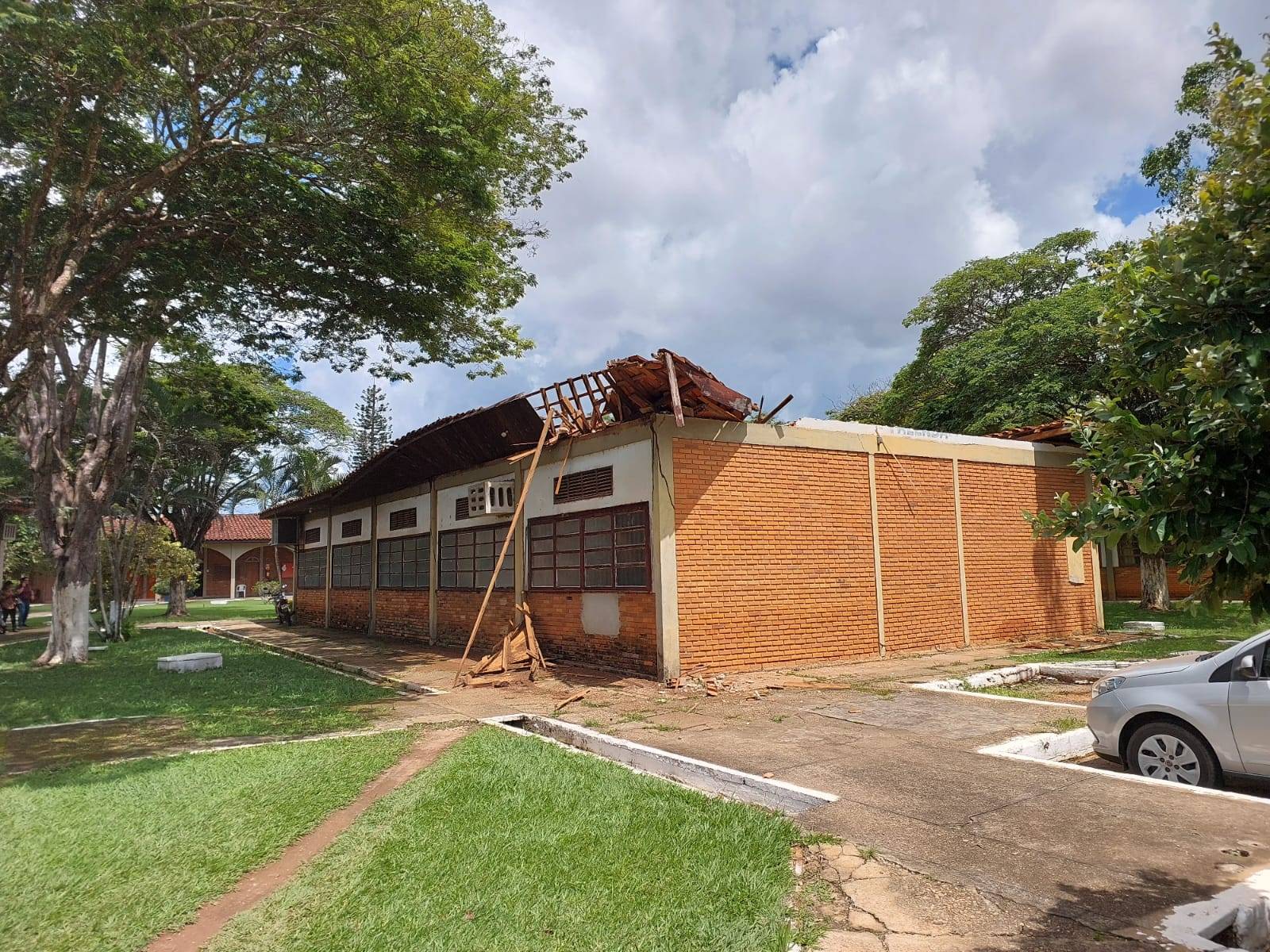 COLAPSOU: parte do telhado de pavilhão na prefeitura de Vilhena desaba; ninguém se feriu