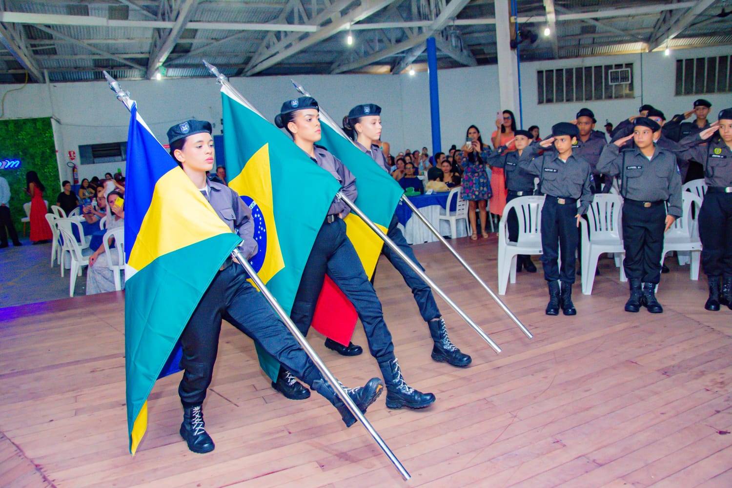 VEJA TODAS AS FOTOS: autoridades prestigiaram a formatura de 70 novos Policiais Militares Mirins em Colorado do Oeste