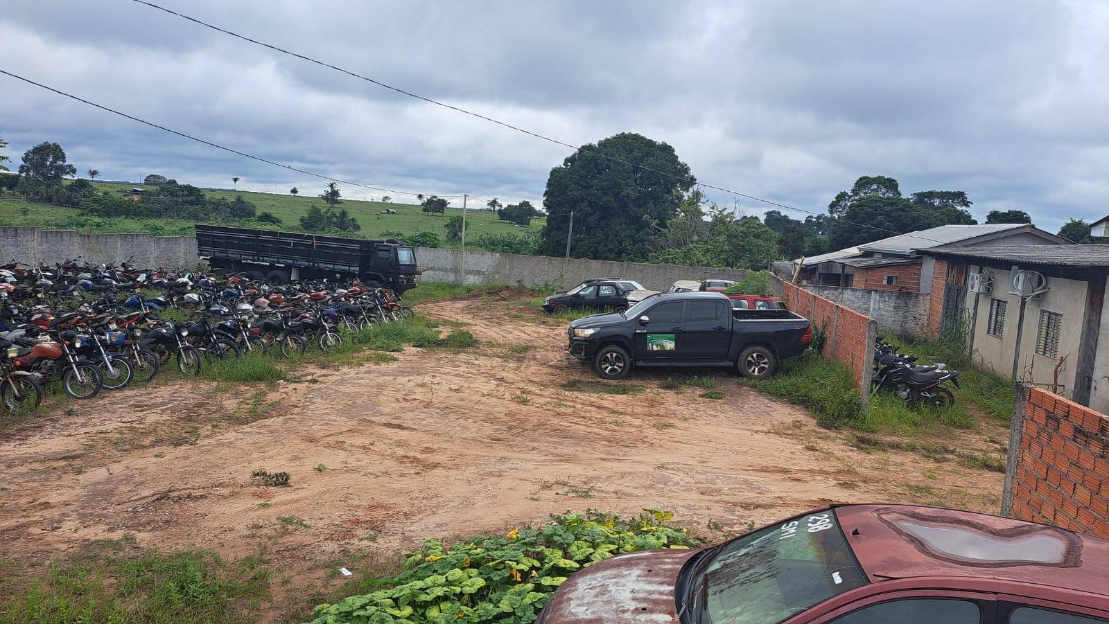 Sem documentos desde 2021 e cheia de multas, picape da prefeitura de Chupinguaia é apreendida durante blitz