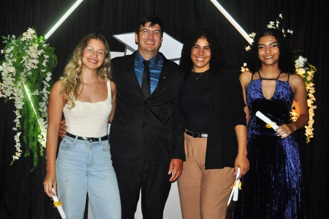 VEJA FOTOS: em ano de perdas trágicas, escola estadual homenageia formandos do ensino médio com jantar, em Vilhena