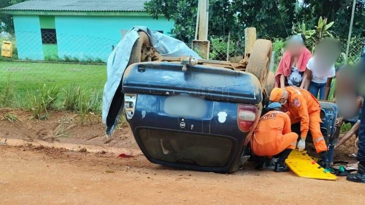 Motorista perde controle de veículo e capota no bairro Assossete, em Vilhena