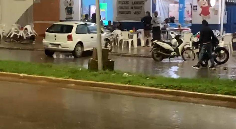 VÍDEO: motorista com sinais de embriaguez bate em veículos estacionados e quase atropela clientes de uma sorveteria