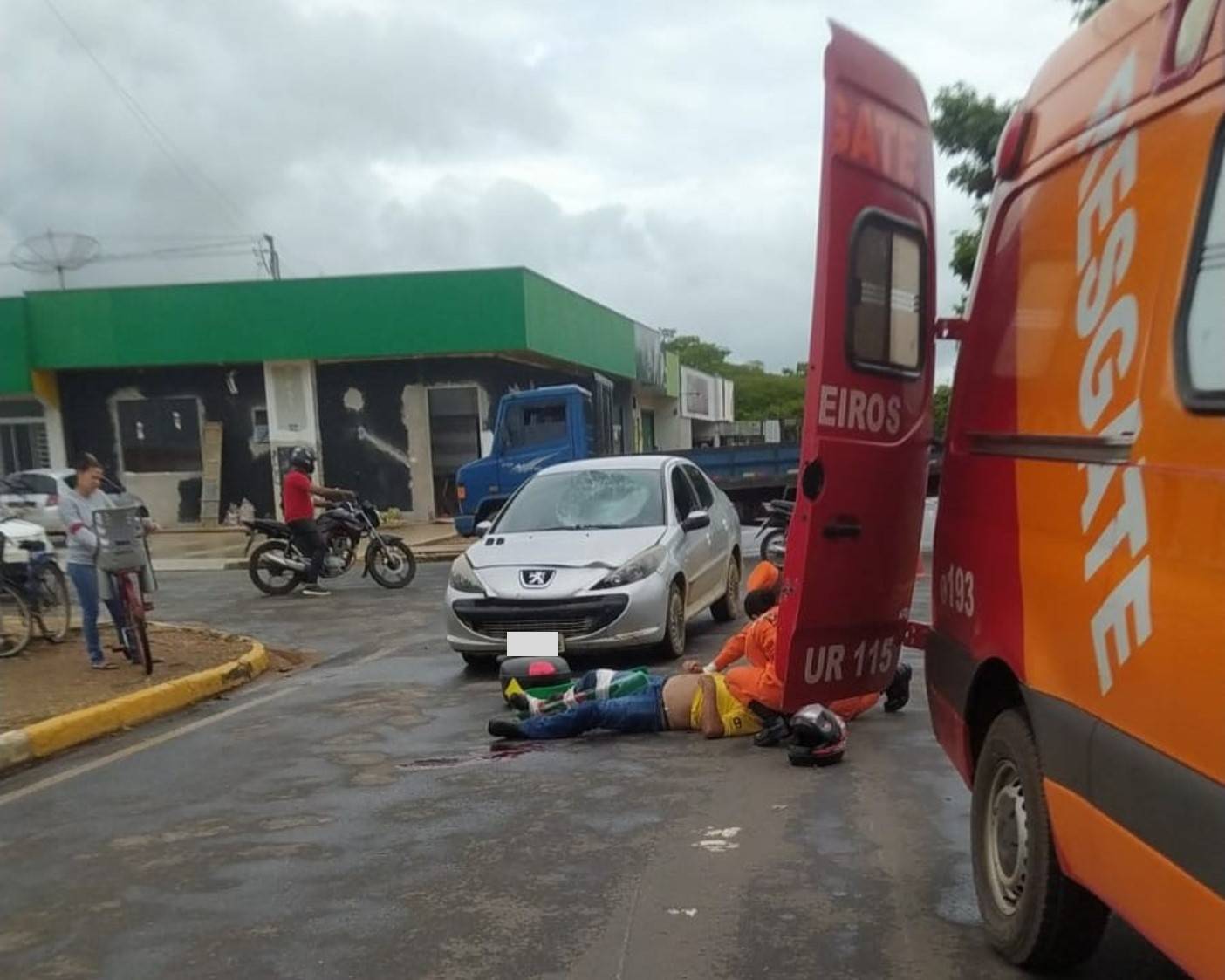 Homem de 53 anos sofre fratura exposta ao colidir com carro em cruzamento de avenidas