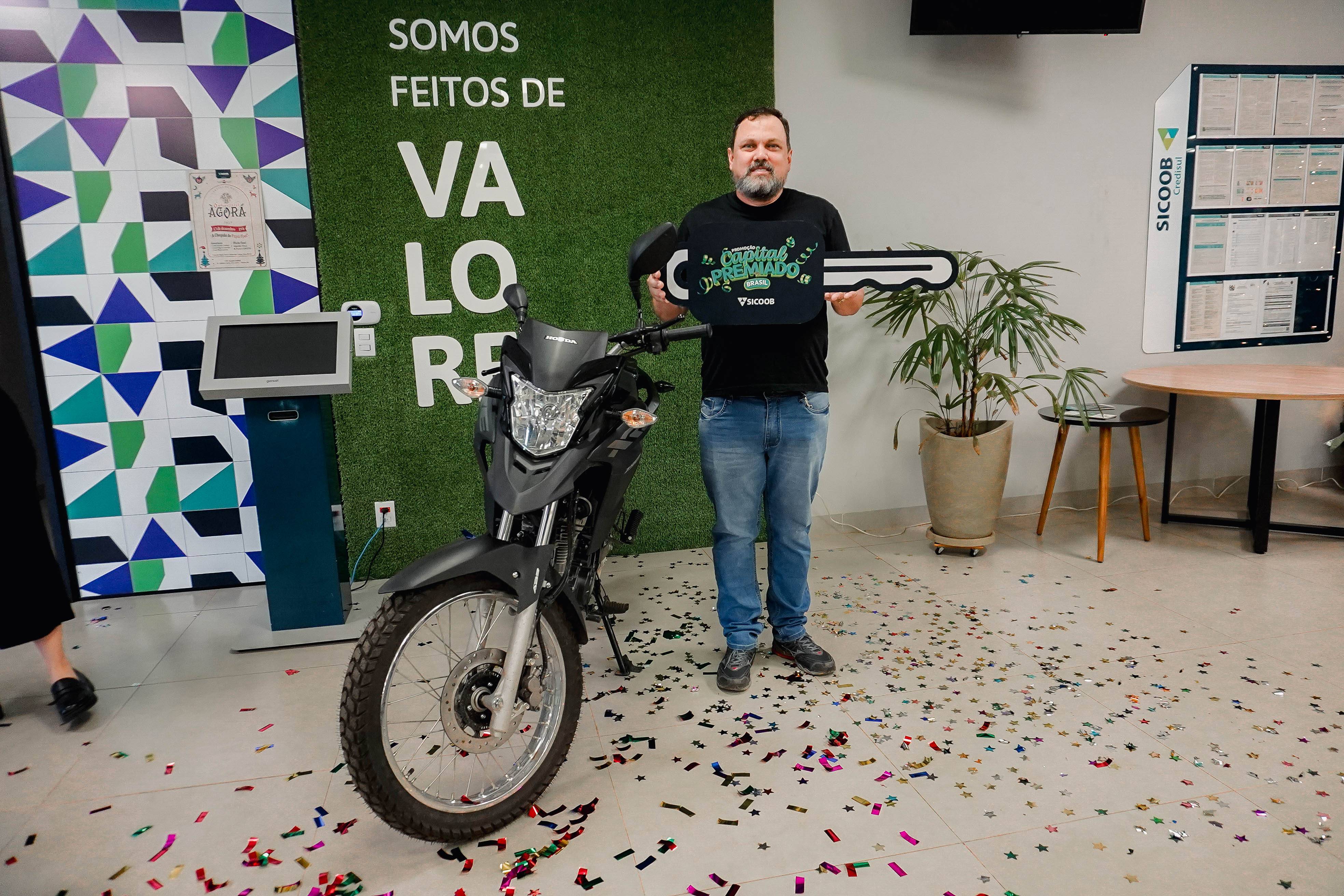 Cooperado da Sicoob Credisul em Vilhena (RO) ganha moto 0km na promoção Capital Premiado