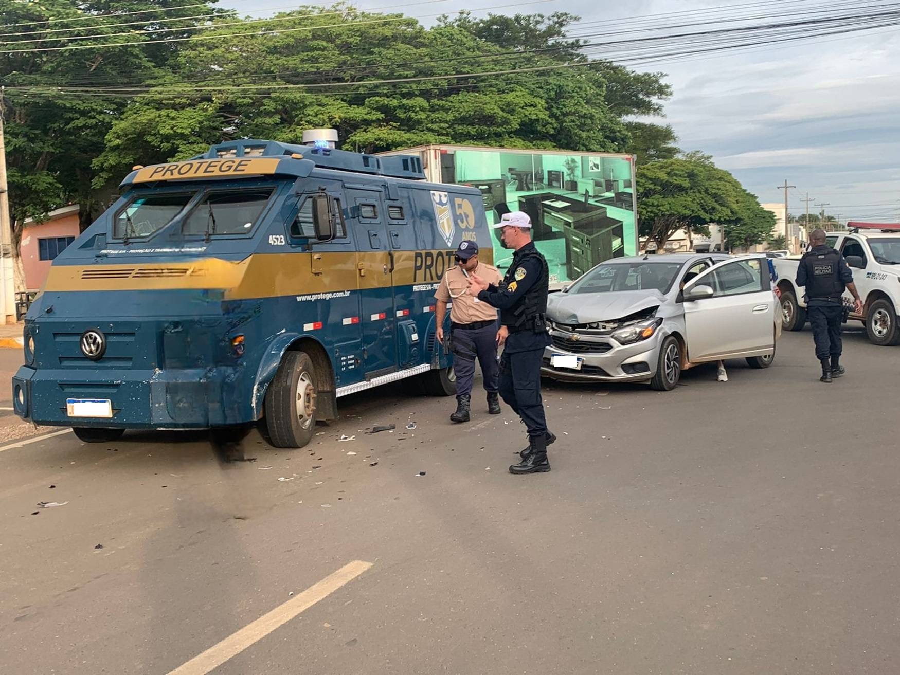 Colisão entre carro e caminhão de valores no centro de Vilhena ocorre próximo a blitz educativa