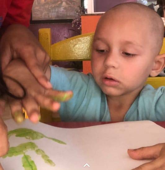 Vilhenense de 4 anos enfrenta batalha contra o câncer em Barretos e família pede ajuda para alimentação específica