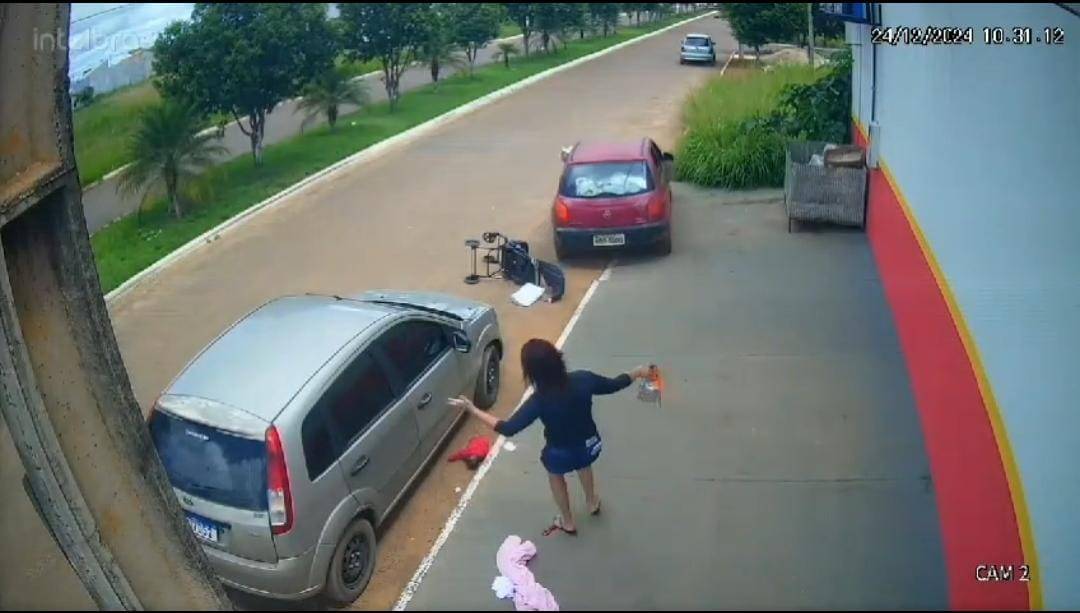 ASSISTA AO VÍDEO: motorista invade calçada e atropela bebê dentro de carrinho em Vilhena