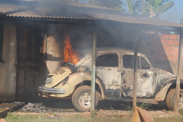 Casa pega fogo em Vilhena, mas irmãs de 8 e 10 anos conseguem se salvar