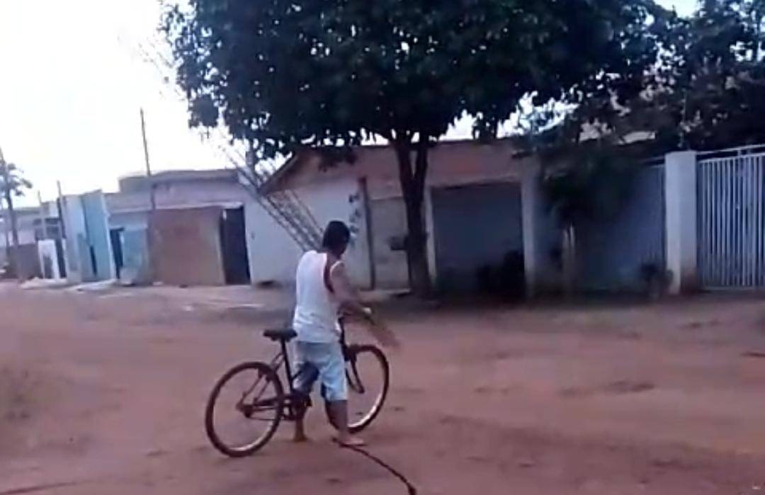 VÍDEO: homem tenta furtar treliças em obra, mas é impedido por populares, em Vilhena