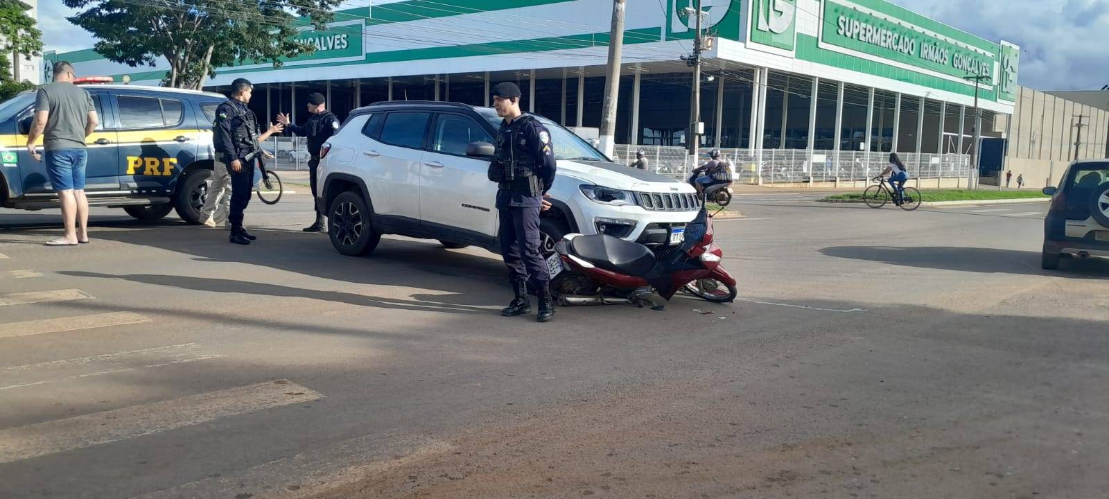 Motociclista fica ferido após ser atingido por carro em cruzamento de avenida com rodovia federal, em Vilhena