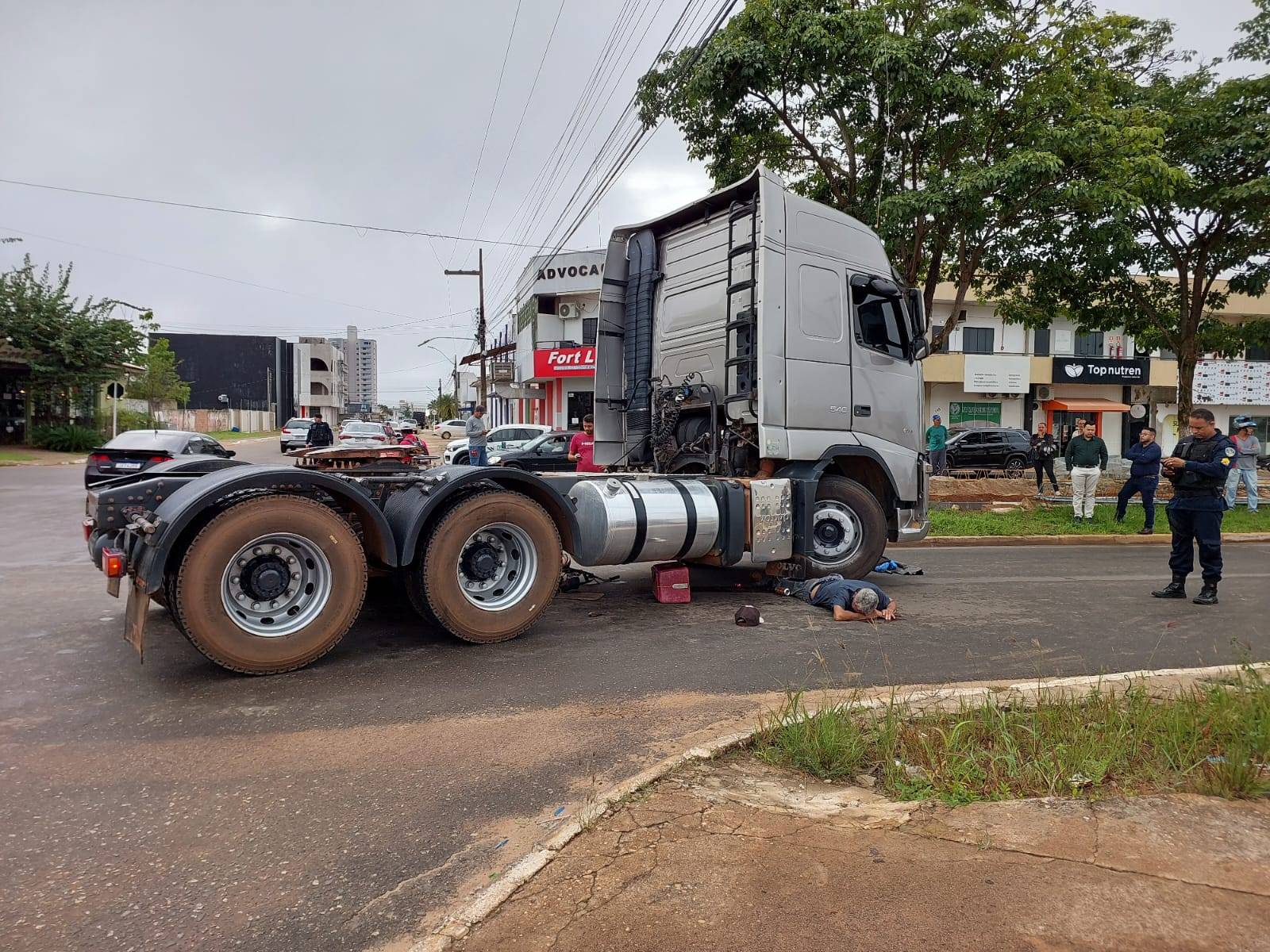 Acidente em via movimentada de Vilhena envolvendo caminhão e bicicleta deixa idoso com fratura exposta