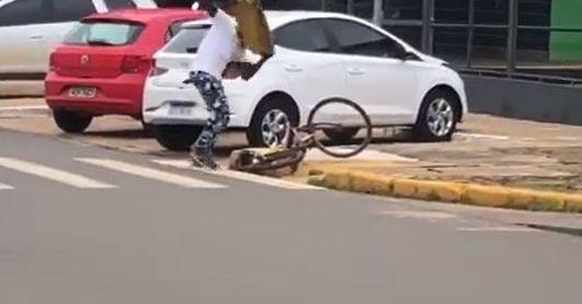 VEJA VÍDEO: homem usa pedaço de concreto para destruir bicicleta em avenida no Centro de Vilhena