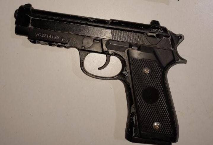 Adolescente com sinais de embriaguez usa pistola “fake” para intimidar ladrão que havia furtado seu celular, em Vilhena